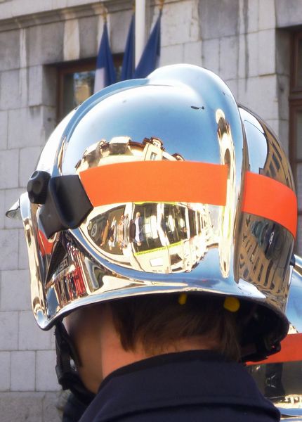 Ce casque de beau pompier refète la ville de Faverges
