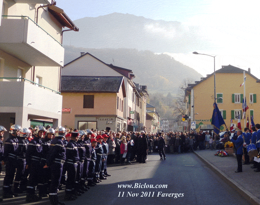 Les pompiers de Faverges, et yy le porte drapeau de l'harmonie municipale