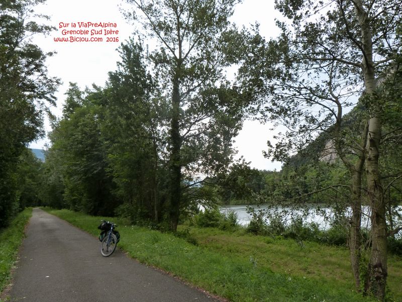 Sur les berges de l'Isère, Après Grenoble, le cheminement est tranquille durant 32 km, mais a bit Boring 