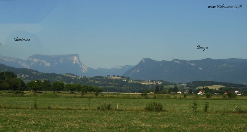 Du côté de Chamoux sur Gelon, vue sur les Bauges et la Chartreuse et le mont Granier