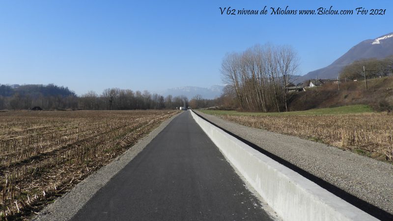 Bel asphalte que recouvre la Via-pre-alpina (V-62)