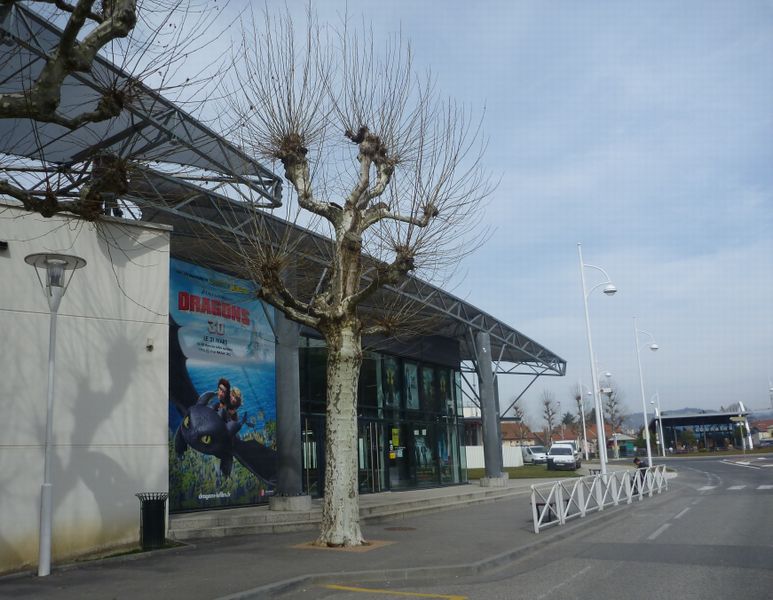 Cinema d'Aix les bains : dpart de la piste cyclable le long du lac du Bourget