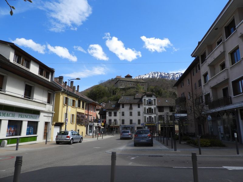 Faverges 2021, zentrum : la dent ennéigée dépasse du château ..