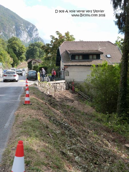 Sacré boulot en bordure de la D 909 A pour la voie verte Chavoire Veyrier du lac d'Annecy en 2016