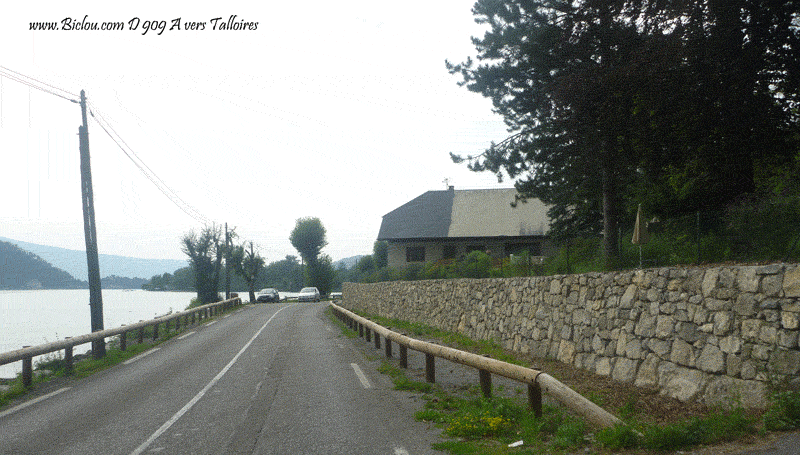 La piste cyclable peu avant Angon est en prparation en 2011