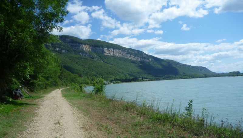 Les bords du Rhône à saint sorlin en Bugey, ca passe bien à vélo