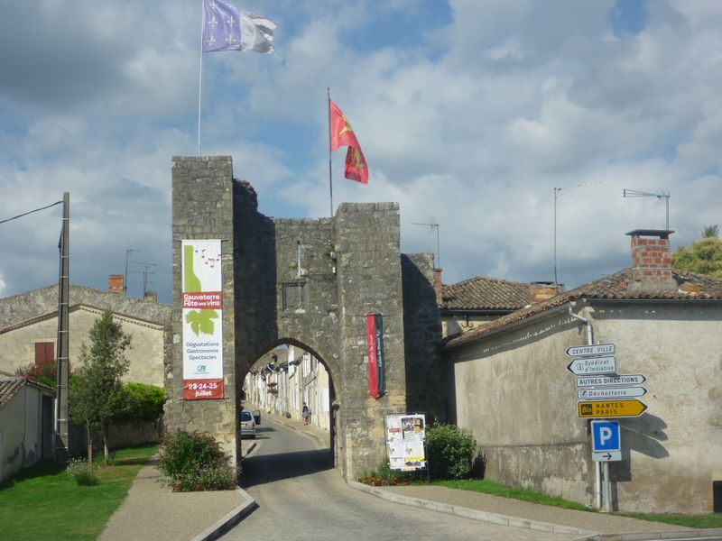 La ville de Sauveterre vue par un cycliste en goguette en 2010