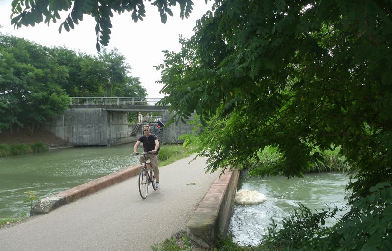 Belle piste cyclable après Toulouse vers Bordeaux, la bouée est cependant conseillée..