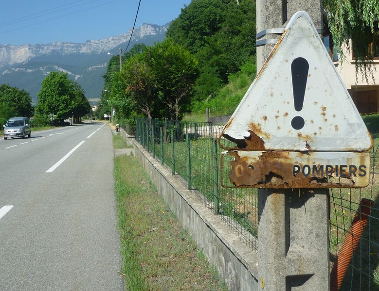 Drôle de panneau , pas très rassurant à Pontcharra en 2010