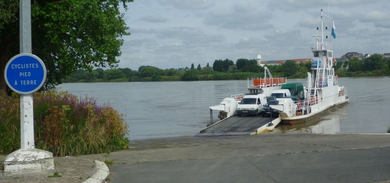 Pied à Terre que dit la pancarte ; pieds dans l'eau de la Loire plutôt ..
