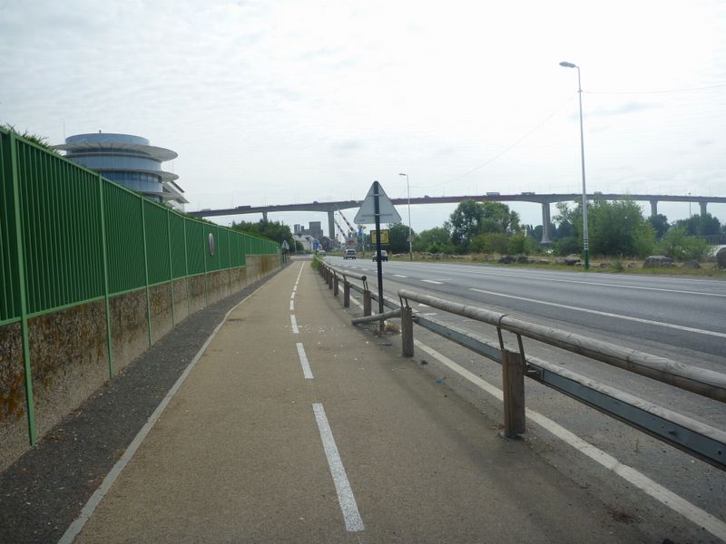 Arrivée à Nantes par l'euro vélo 6 en 2010 : Glauque un peu ... non ..