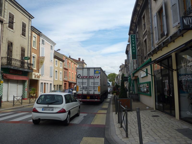 La traversée de Tain l'Hermitage est une vraie calamité en 2010 avec tous ces trucks, mais que foutent ils donc au centre ville Mr le maire de tain l'Hermitage ?