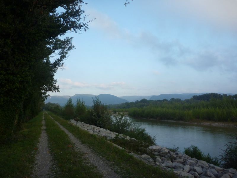 Les berges de la Drôme en vue des montagnes de l'ardèche , en 2010 : Ca roule bien ma poule