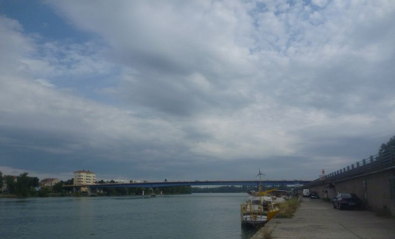 Point de repere de la via rhona .. au bord du rhone a Valence, a 150 m du pont sur le fleuve