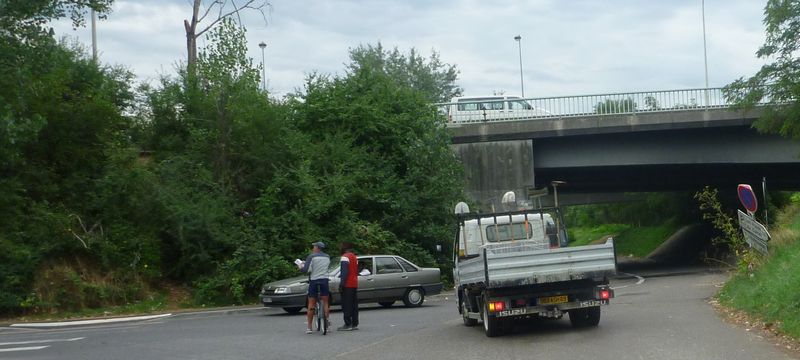Arrivé à ce pont plus de balisage .. curieux non ?