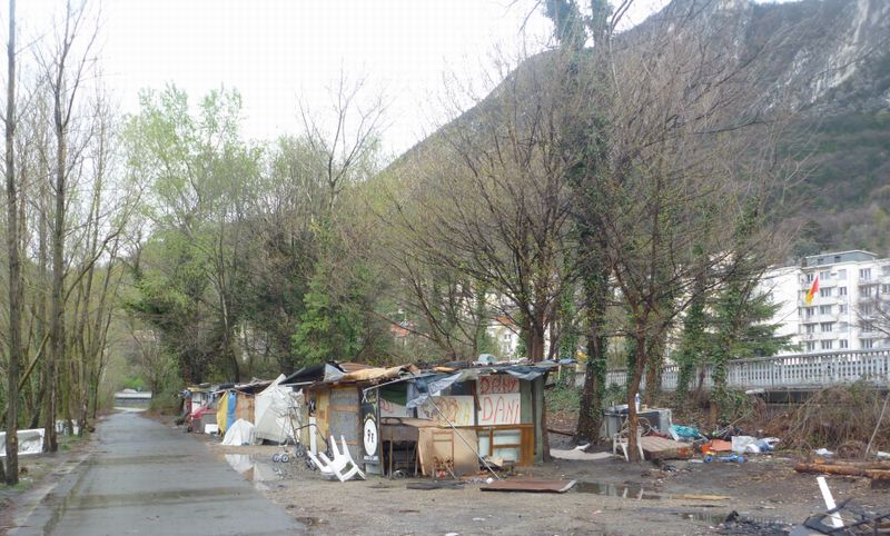Savez vous ou est prise en 2010 cette photo ? : A Grenoble à 20 m du CIC sur la piste dite voie verte de Grenoble à Valence : Vous qui passez sans me voir ..