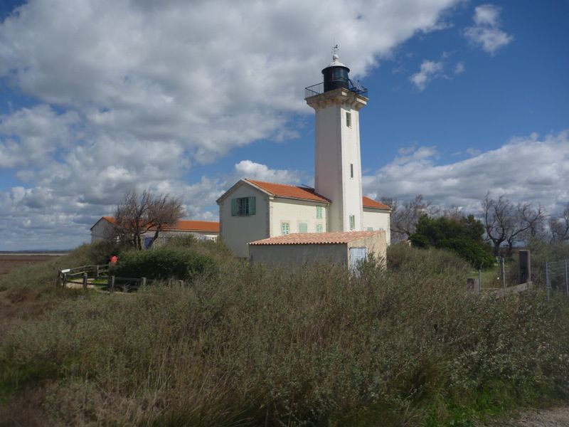 Le phare de la Gachole sur la digue à la mer entre les saintes amries et les salins de Giraud en 2010