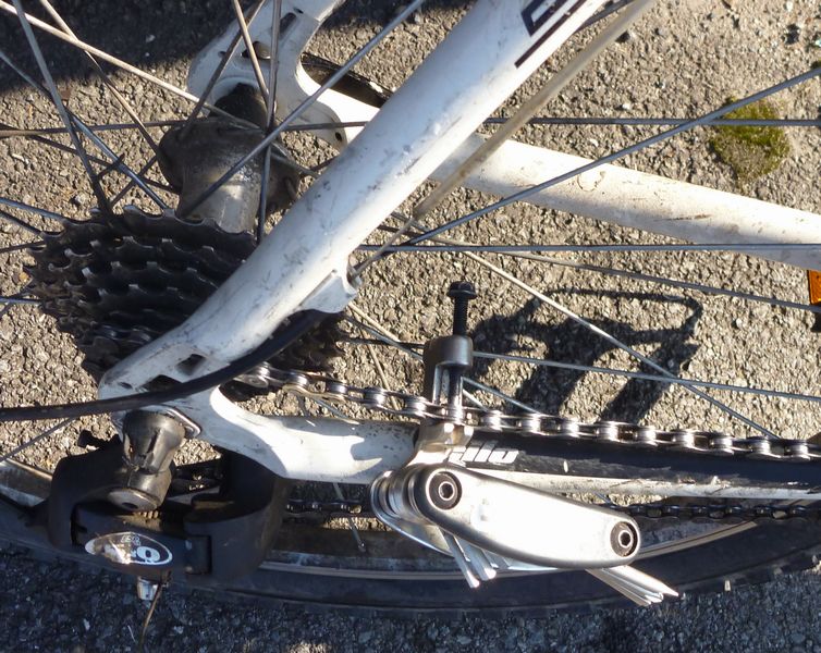 Bris de chaine, heureusemnt y avait dérive chaine et un gars sympa.. qd aux cyclos ..