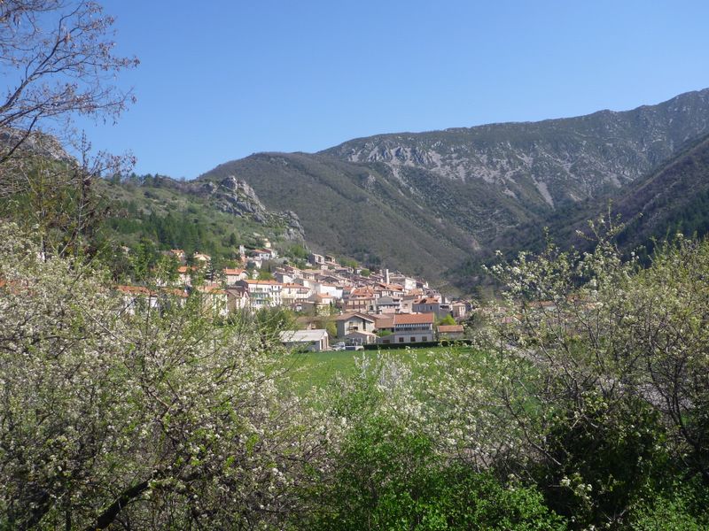 Le village de Serres dans les hautes alpes en avril 2011