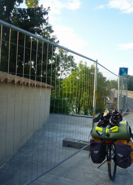 Piste cyclable àJons, desendez l'escalier que je vois voie juliette ..
