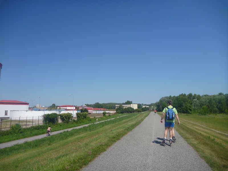 Euro vélo 6 Bratislava, magnifique double voie verte : en haute tout ce qui roule, en bas les vélo seuls