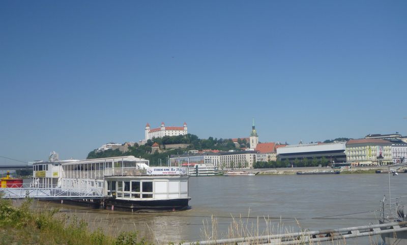 Bratislava et son château en 2012 vus depuis eurovélo6