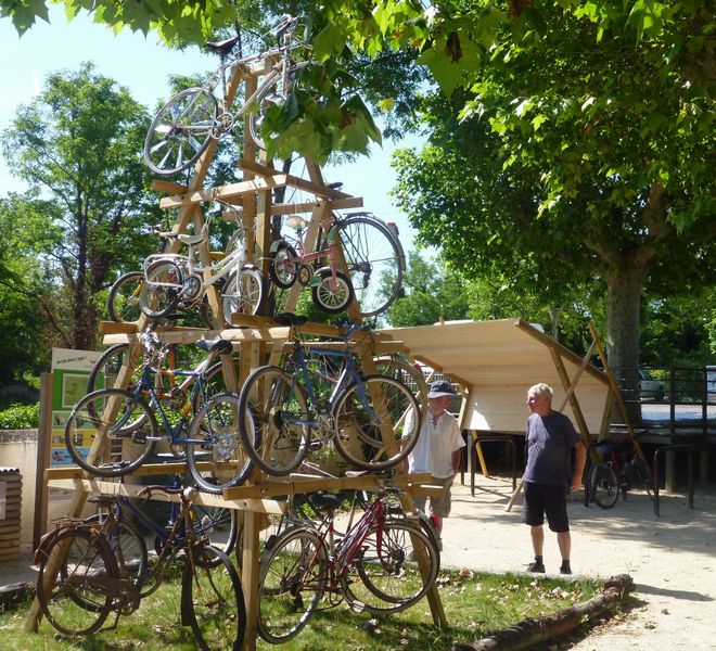 Pyramide de vélos à la gare des ramières en 2012