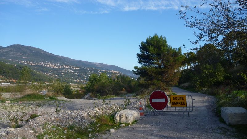 Route barrée en 2012 le long du var : Ya danger vraiment