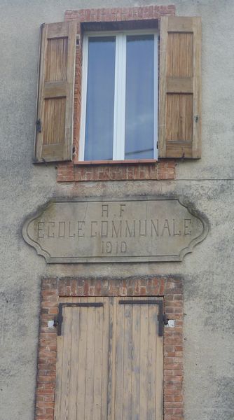 Une ancienne école communale en vallée du Jabron en oct 2012