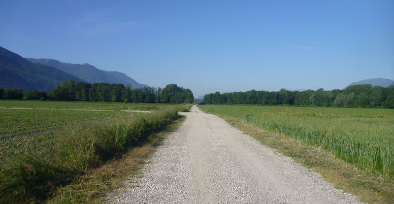 A gauche ici, 15 ans que claude demande un bout de goudron et une balise vélo