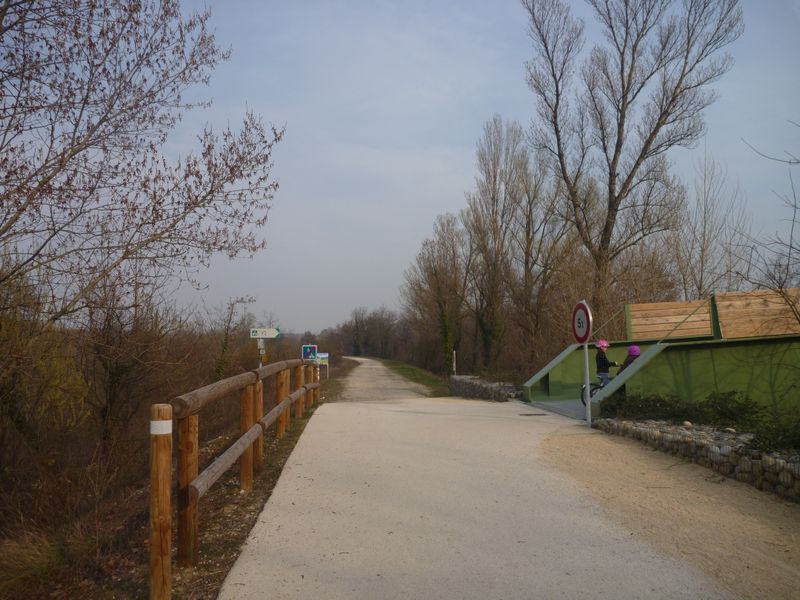 Arrivé sur la passerelle au dessus du fleuve Drôme