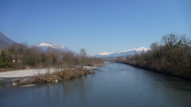 L'isère à Montmélian en vue des Bauges à droite le Mont-Blanc dans l'axe et le Beaufortin à gauche