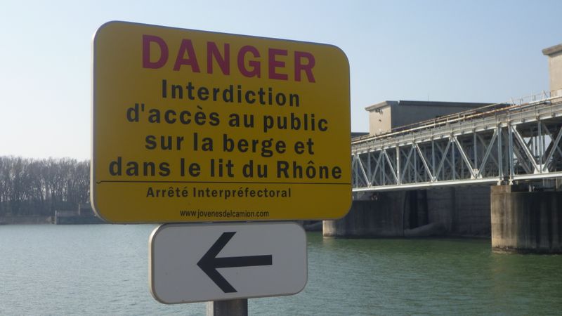 Danger : interdiction d'accès à la berge du rhône