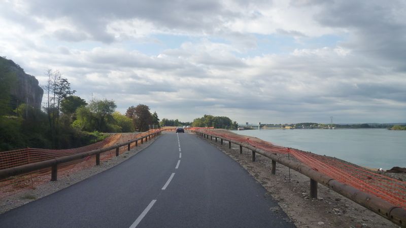 Route refaite à neuf en 2014 au défilet de Donzère pont du Robinet : zont une fois de plus oublié les vélos..