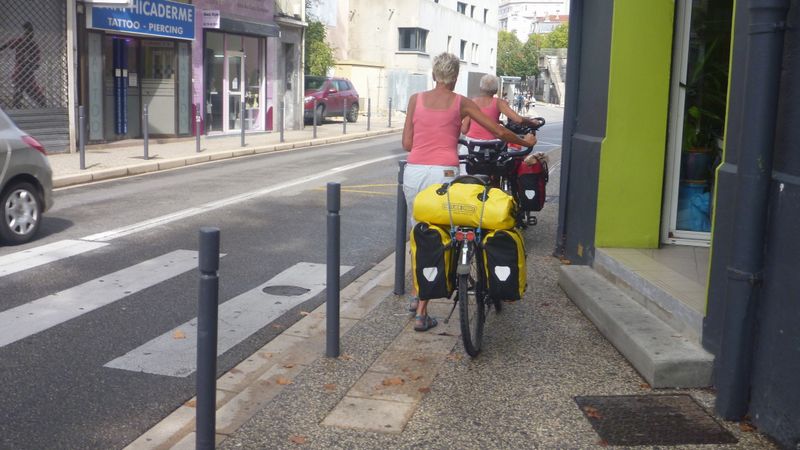 Hollandaises muettes : en goguette sur Viarhôna Valence près de la gare, en 2014 vues à Valence