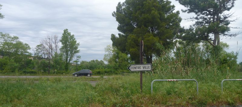 Vers le centre ville d'Avignon à bicyclette , par cette contre allée..