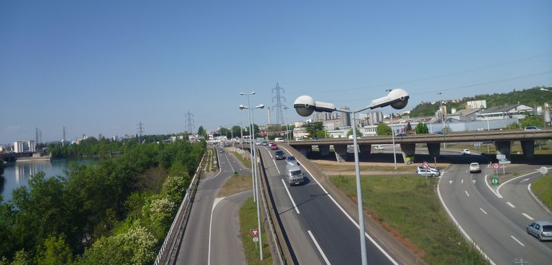 Au dessus de la Route Lyon vers Vienne sur la piste cyclable jouxtant l'A7