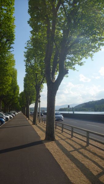 Piste cyclable le lng de la rive gauche du Rhône à Vienne, pas facile à dénicher