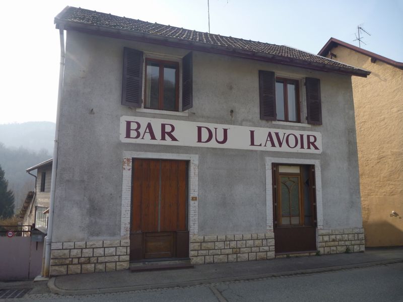Ancien bar : en Nord Isère La bruyère : le Bar du Lavoir en 2015