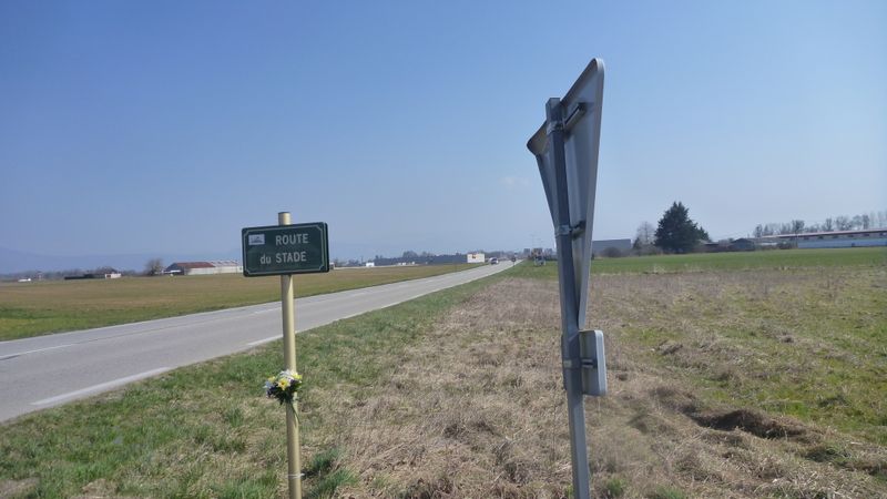 Route du stade en vue de Morestel en 2015 : Morestel est à Droite