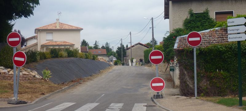 La rue aux cinq panneaux interdits : Saint Maurice de Gourdans (Ain) en 2015 : Lol..