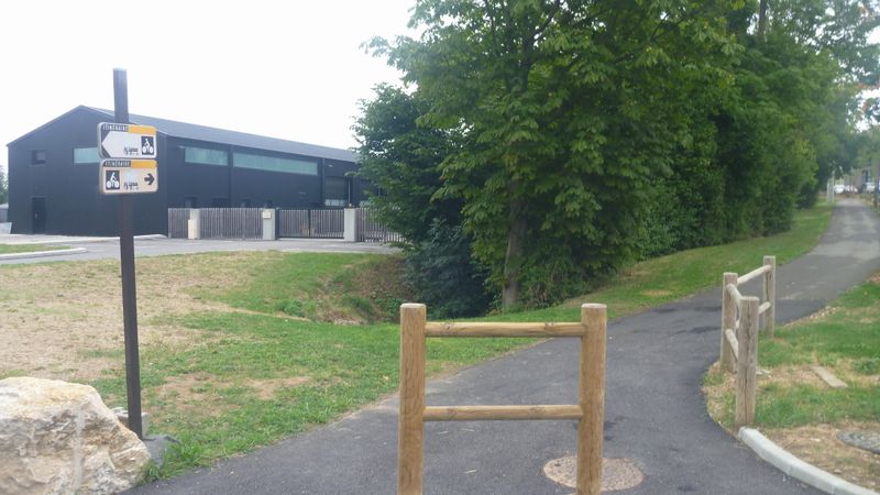 Vulbens : Zont remis les vieux panneaux ViaRhôna .. zont pas trouvé les nouveaux .. Lol