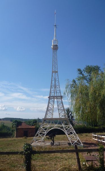 Réplique de la Tour Eiffel en charolais