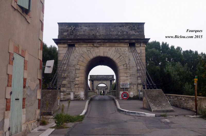 Fourques pont vieux sur le petit Rhône 2015