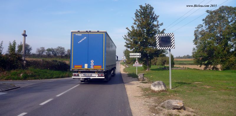 Sortie de Chavanoz ViaRhôna ? : Trucks sur la grand'route D 55 vers Anthon et puis Lyon