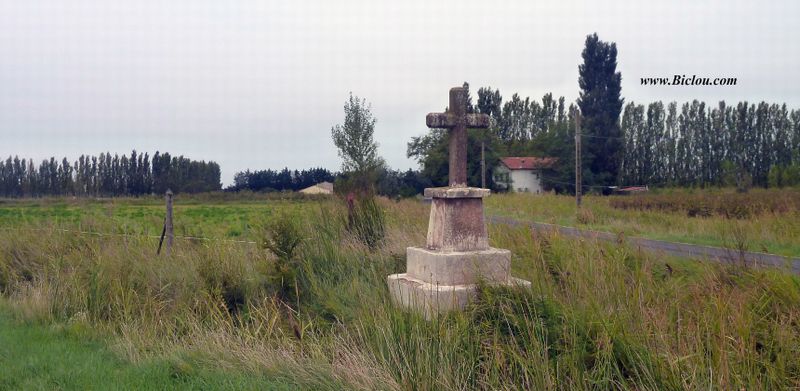 Une des croix dans cette plaine de Beaucaire