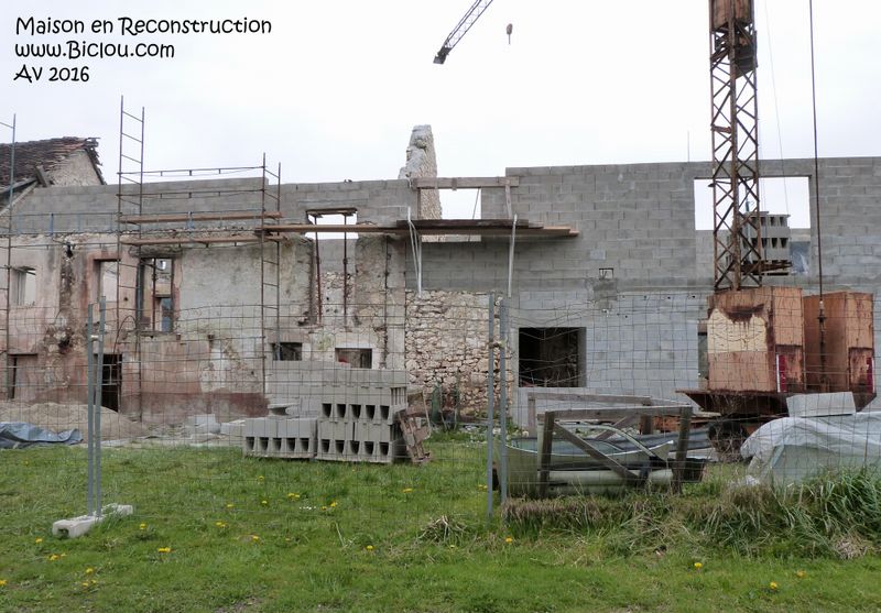 Cette maison est en reconstruction au bord du Rhône