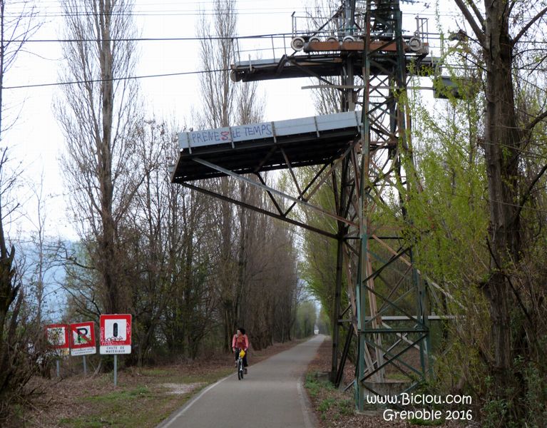 V63 Grenoble Sud, cycliste portez un casque le ciel peut vous tomber sur la tête