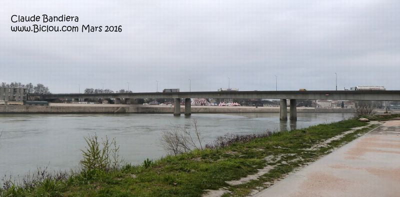 La route N 113, enjambe le Rhône à Arles