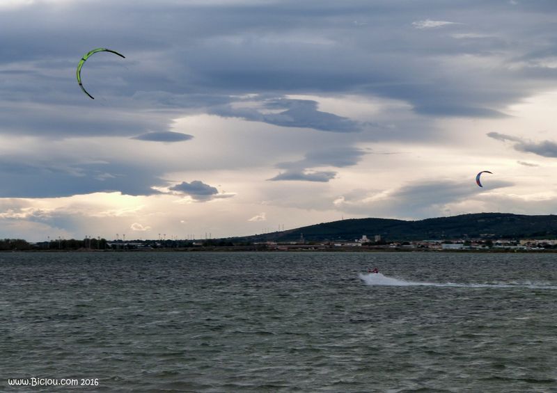 Le vent fait le bonheur des surfeurs, mais pas des cyclistes
